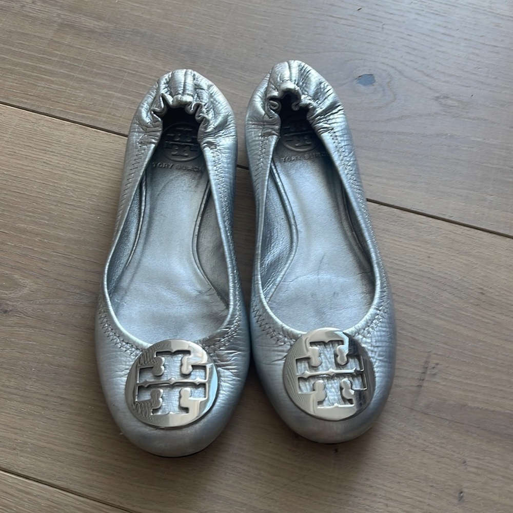 Tory Burch Size 6 Silver Metallic Reva Ballet Flats